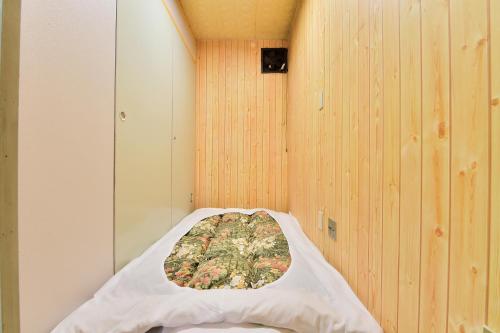 Ένα ή περισσότερα κρεβάτια σε δωμάτιο στο Takenoya Ryokan (Guest House Takenoya)