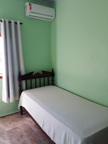Tempat tidur dalam kamar di Chalé e suite Manu