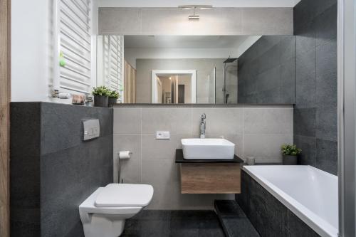 Kúpeľňa v ubytovaní Sleepway Apartments- Garbary 100-46