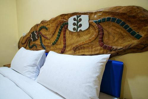 a headboard of a bed with a wooden head board at Makabahi B&B in Taitung City