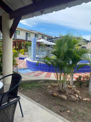 a palm tree sitting next to a swimming pool at HV Sueño Real Tatacoa in Villavieja