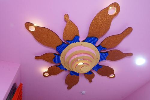 a painting of a sun on a ceiling at Makabahi B&B in Taitung City