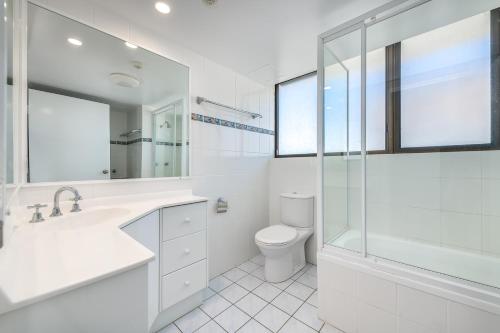 Bilik mandi di Bayview Apartments Rainbow Bay
