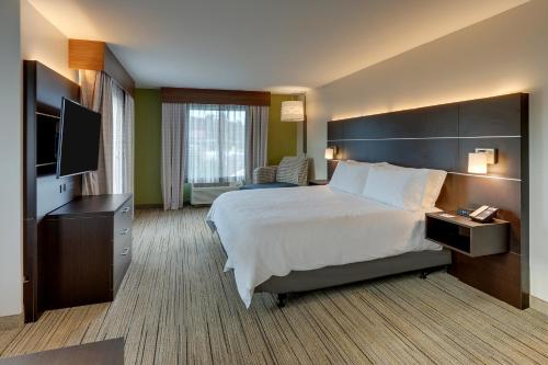Krevet ili kreveti u jedinici u objektu Holiday Inn Express Hotel & Suites Corbin, an IHG Hotel