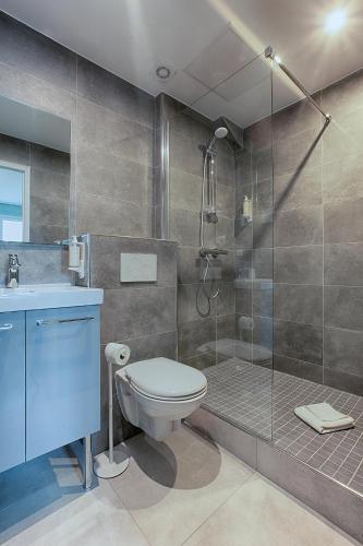 une salle de bain avec une douche, des toilettes et un lavabo dans l'établissement Hôtel Avama Prony, à Paris