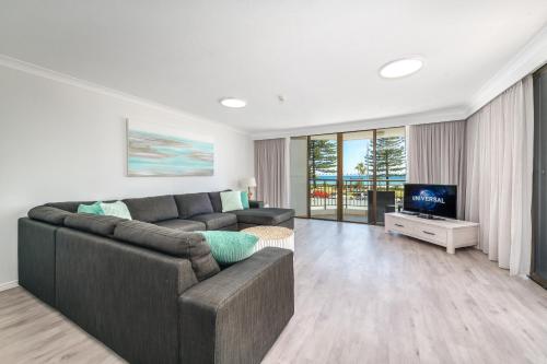 Televisyen dan/atau pusat hiburan di Bayview Apartments Rainbow Bay