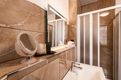 La salle de bains est pourvue d'un lavabo et d'un miroir. dans l'établissement Haus Maximilian, à Erfurt