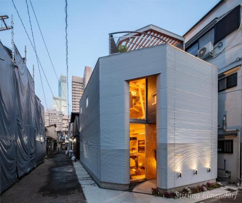 a small house on the side of a street at ARCHITEKTON -the villa Tennoji- in Osaka