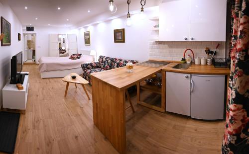 a kitchen and living room with a table and a couch at Apartman Andric 2 in Valjevo
