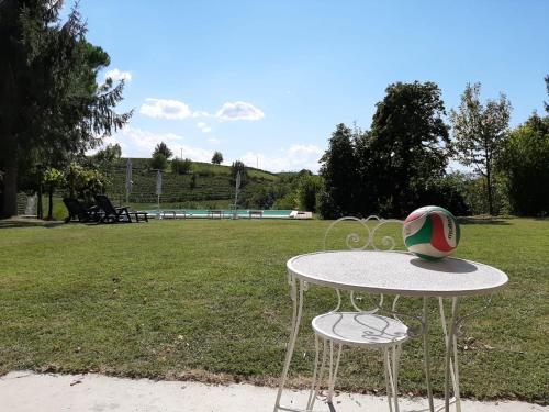 Bazén v ubytování Cascina Torello nebo v jeho okolí