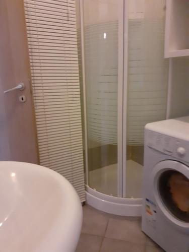 uma casa de banho com uma máquina de lavar roupa e uma máquina de lavar roupa. em CASA GIOVANNI em Milão