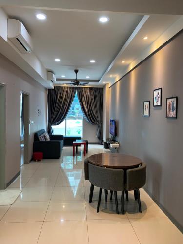 コタキナバルにあるJY Vacation Home New & Modern Suite Infinity pool-Sutera Avenueのテーブルとソファのあるリビングルーム