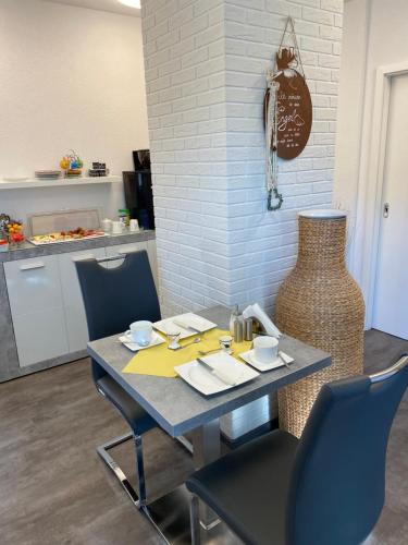 a dining room with a table and chairs at Gästehaus und Ferienwohnung Bächle in Bad Peterstal