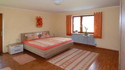 Ένα ή περισσότερα κρεβάτια σε δωμάτιο στο Ferienwohnung Bierl