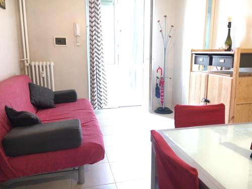 uma sala de estar com um sofá vermelho e cadeiras vermelhas em Pigafetta n 52 em Turim