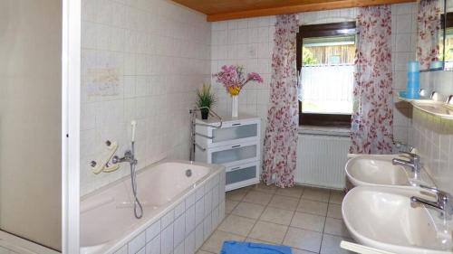 y baño con bañera, lavabo y aseo. en Ferienwohnung Bierl, en Gleißenberg