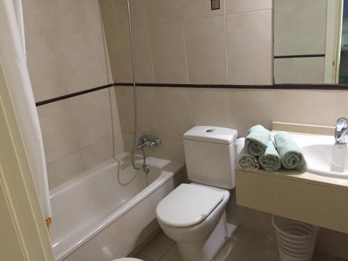 a bathroom with a toilet and a tub and a sink at apartamento con vistas y bien ubicado in Benidorm