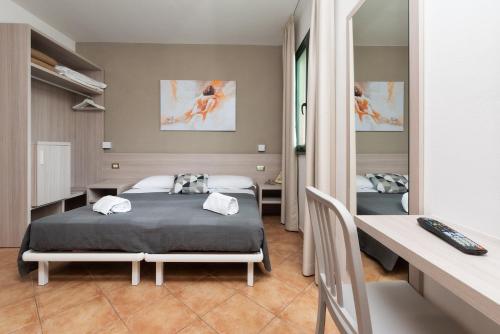een slaapkamer met een bed en een bureau bij Casa Betania in Pisa