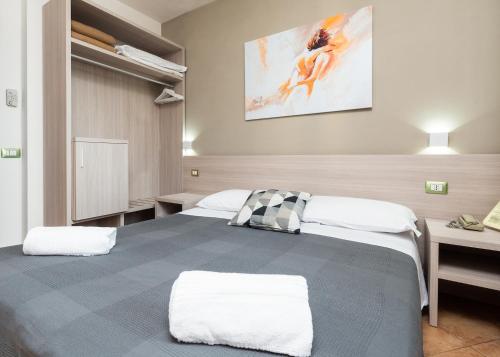 a bedroom with two beds and a large bed at Casa Betania in Pisa