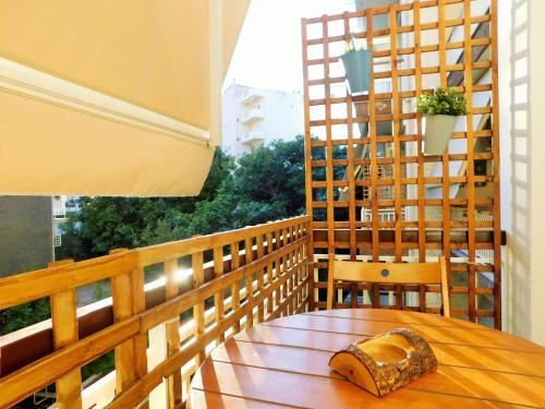 un tavolo in legno con una pagnotta di pane sul balcone di Brand New Studio 3 a Komotini