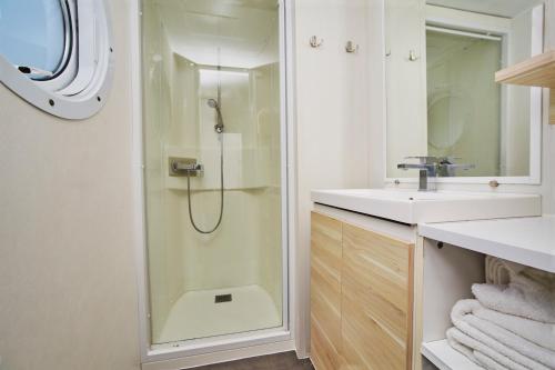 a bathroom with a shower and a sink at Alannia Costa Dorada in Platja de l’Almadrava