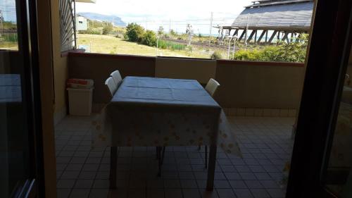 einen Tisch auf einem Balkon mit Blick auf ein Feld in der Unterkunft A due passi dal mare in Porto Recanati