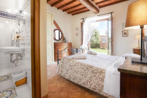 カステルヌオーヴォ・ベラルデンガにあるAgriturismo Podere Casatoのベッドルーム1室(ベッド1台付)、バスルーム(シャワー付)が備わります。