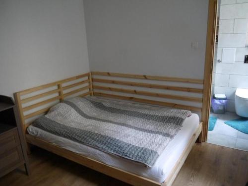 sypialnia z łóżkiem z drewnianym zagłówkiem w obiekcie Kamienica Bydgoska 3 w Bydgoszczy