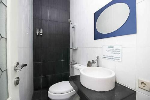 Ένα μπάνιο στο RedDoorz Near Stasiun Lawang