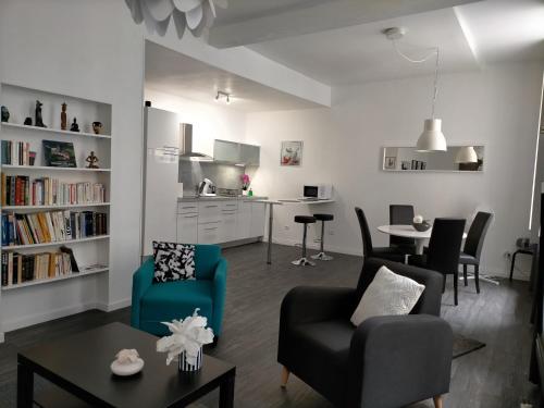- un salon avec un canapé, des chaises et une table dans l'établissement Le FOURNIRUE T2, à Metz