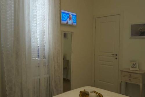 Televízia a/alebo spoločenská miestnosť v ubytovaní Casa di Grace
