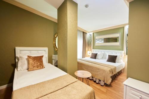 Un pat sau paturi într-o cameră la Sunlight Hotel & SPA