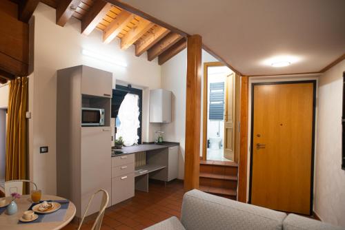 cocina y comedor con mesa y cocina en CENTROLAGO, en Lecco