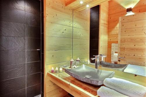 une salle de bain avec un lavabo et un miroir dans l'établissement Chalet Prestige serrechevalierholidays 20 personnes, au Monêtier-les-Bains
