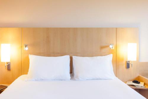 Кровать или кровати в номере Ibis Barcelona Plaza Glòries 22@