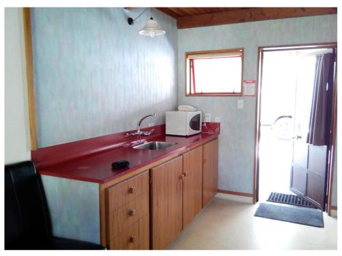 A kitchen or kitchenette at Larchwood Motel