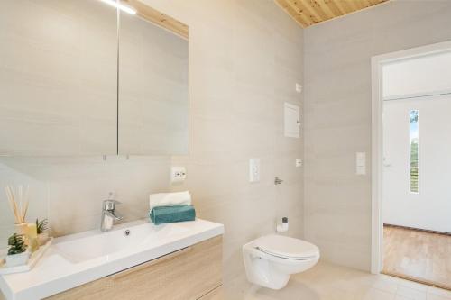 uma casa de banho com um WC, uma banheira e um lavatório. em House with fjord views Hommersåk ( stavanger, sandnes ) em Sandnes