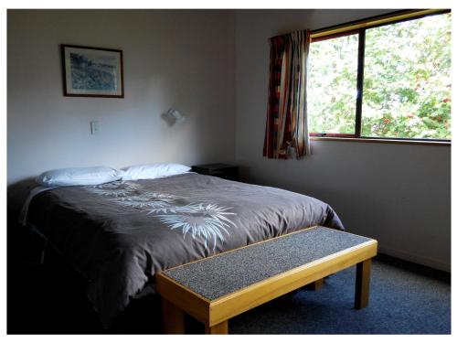 Posteľ alebo postele v izbe v ubytovaní Larchwood Motel