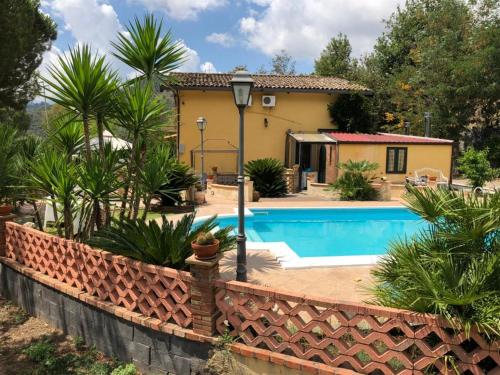 una casa con piscina en un patio en villa aurora, en Francavilla di Sicilia