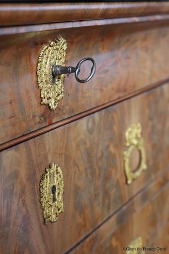a wooden drawer with a magnifying glass on it at Domaine des Thomins in Cisai-Saint-Aubin