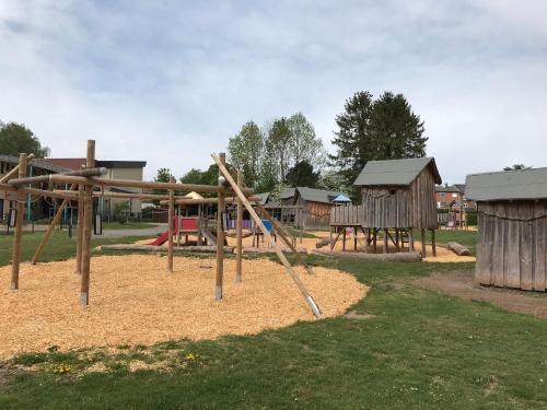 - une aire de jeux avec toboggan dans un parc dans l'établissement Hotel-Restaurant Zum Onkel Jonathan, à Raeren