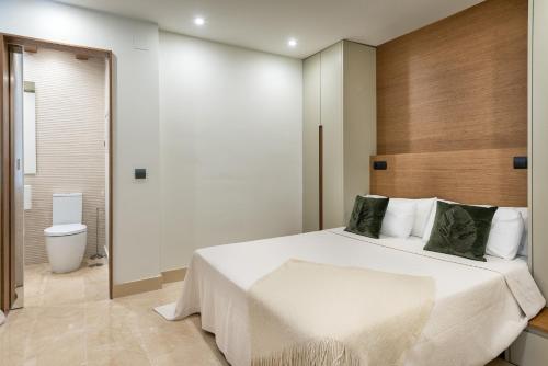 Ліжко або ліжка в номері Stunning Modern Apt Frontline beach - RDR206