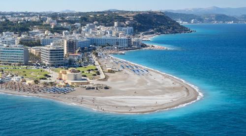 una vista aérea de la playa y del océano en Aquarium View Hotel en Rodas