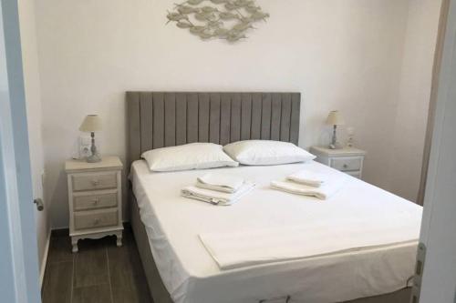 מיטה או מיטות בחדר ב-Corfu island KASSIOPI’S best sea view apartment