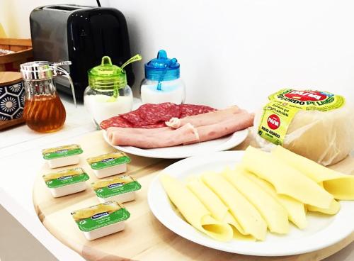 Twee borden met kaas en vleeswaren op een toonbank. bij The Postcard Lisbon in Lissabon