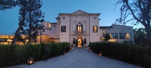 a large white house with a driveway at Hotel Villa Barbarich Venice Mestre in Mestre