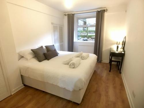 un dormitorio con una cama con dos animales de peluche en Westbourne Villas, en Bristol