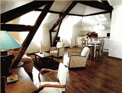 Il comprend un salon avec des chaises et une table ainsi qu'une cuisine. dans l'établissement Villa Erdian, à Saint-Jean-de-Luz
