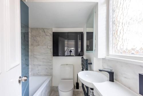 Vonios kambarys apgyvendinimo įstaigoje Bright, brand new 1 Bed Flat Central London