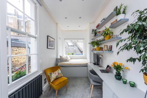 ロンドンにあるBright, brand new 1 Bed Flat Central Londonの小さな客室で、デスクと椅子が備わります。
